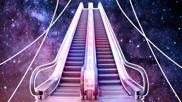 imagem de capa do blog com duas escadas rolantes uma do lado da outra, subindo com o universo de fundo representando o que é OKRs