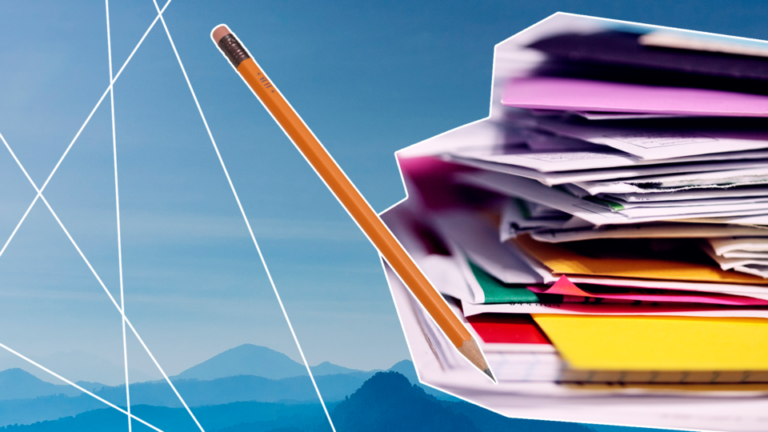 imagem de capa blog com uma pilha de papéis e um lápis representando a importância da organização financeira