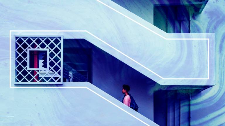 imagem blog de uma lateral de um prédio com uma escada e uma pessoa subindo as escadas representando a promoção