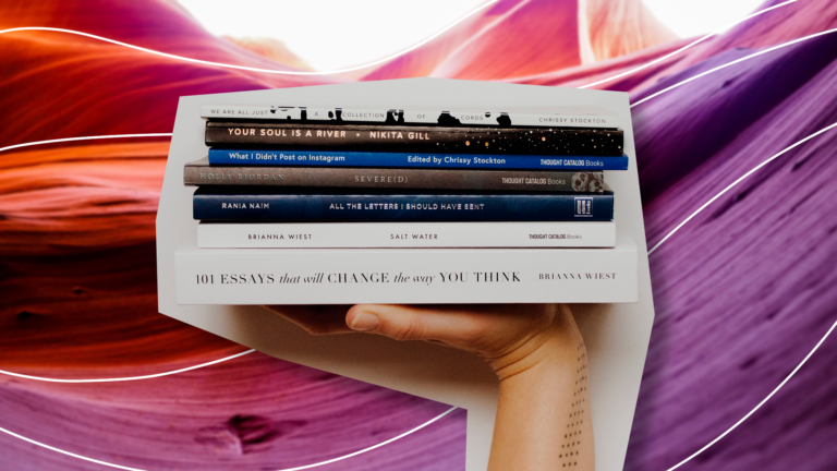 imagem de capa de blog com um braço na vertical segurando uma pilha de cinco livros
