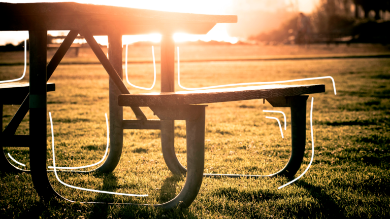 imagem capa blog com uma mesa de madeiro e um banco num parque representando a mobilidade do home office