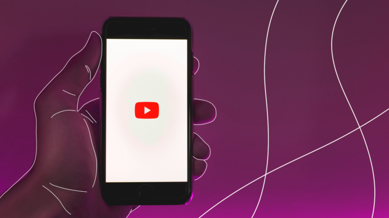 imagem de capa de blog com uma mão segurando o celular com a logo do youtube representando os canais no youtube de educação financeira