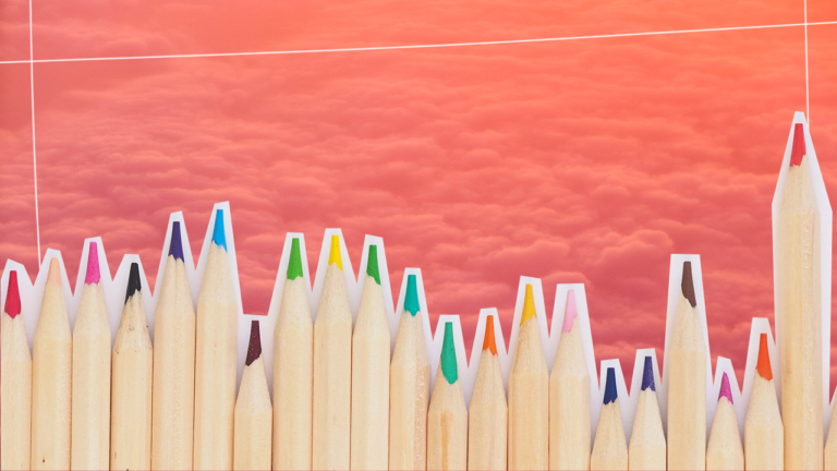 imagem de capa blog com vários lápis de cor coloridos enfileirados lado a lado representando a educação financeira