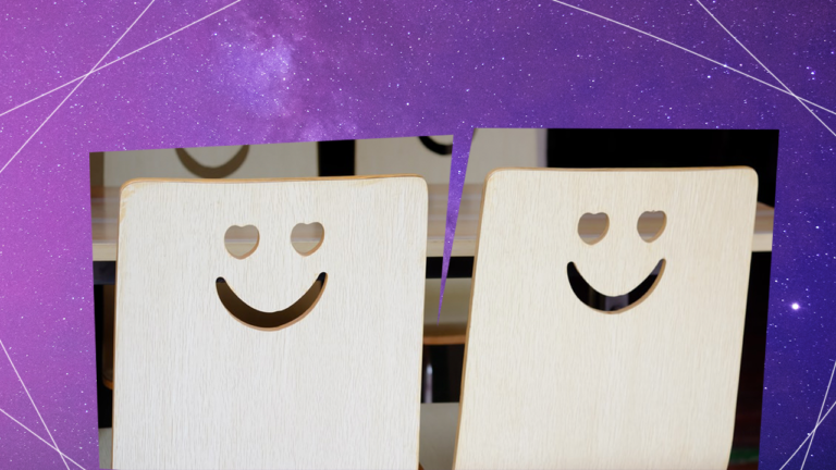 imagem de capa blog com cadeiras de escritório com um desenho de smile no seu encosto, representando o employee experience