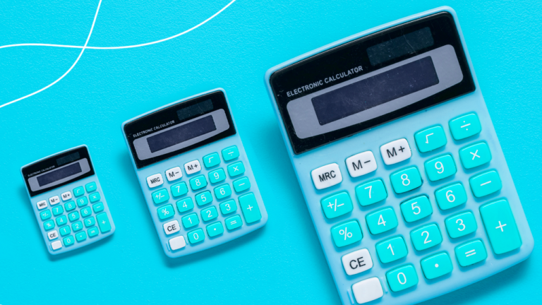 imagem capa blog com calculadoras azuis sobre uma mesa representando o crédito consignado privado para diminuir dívidas