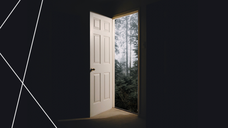 imagem capa blog com uma porta aberta para uma floresta representando o turnover e o absenteísmo