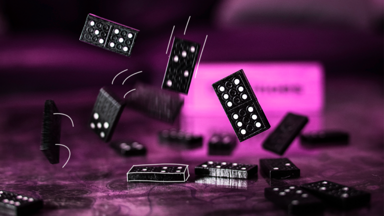 imagem capa blog com dominós caindo sobre uma mesa representando os profissionais endividados