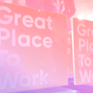 um banner grande em cima de um palco com a logo do Great Place To Work neste banner representando a GPTW