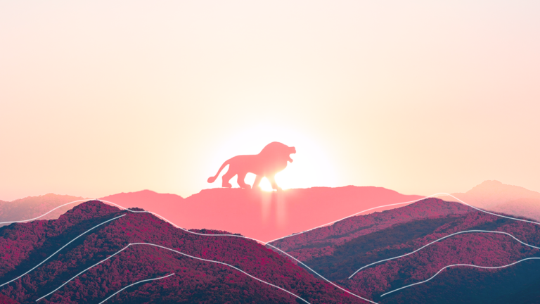 um leão andando sob uma montanha com o sol se pondo atrás de sua imagem, representando o imposto de renda