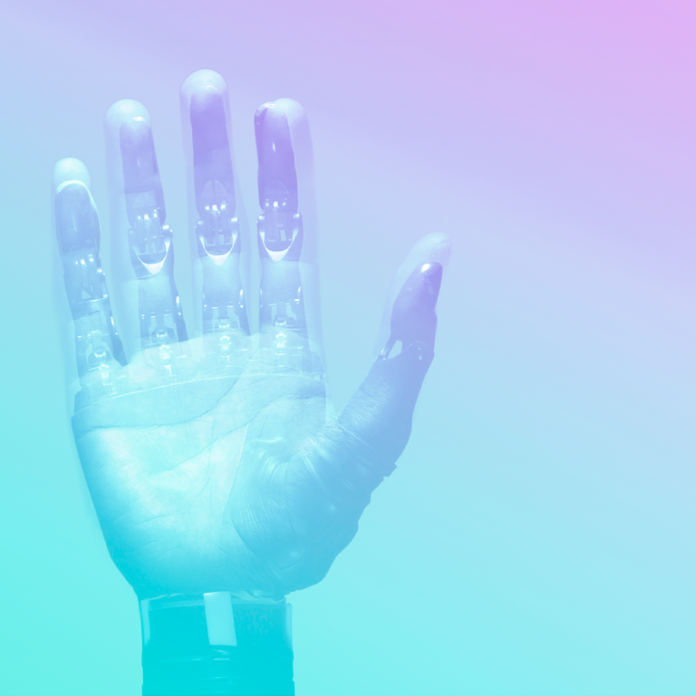 mão de um robô virada para cima representando metaforicamente a transformação digital