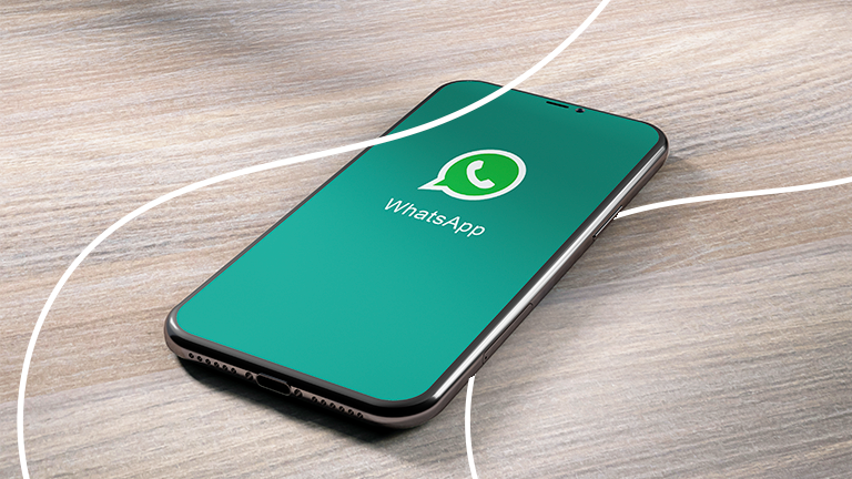 celular sobre uma mesa com o aplicativo do whatsapp aberto representando o whatsapp pay