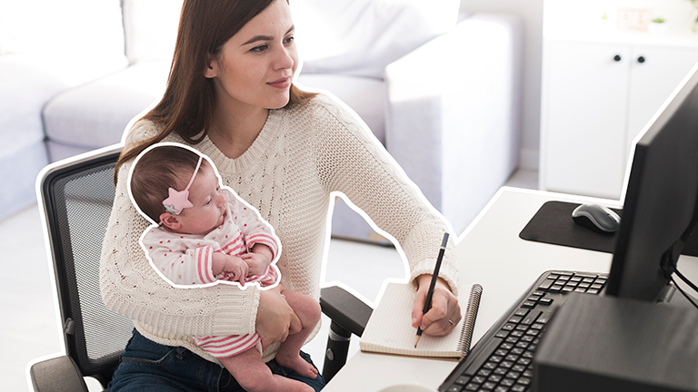 Mãe com uma bebê no colo em frente a uma tela do computador representando as mães no trabalho